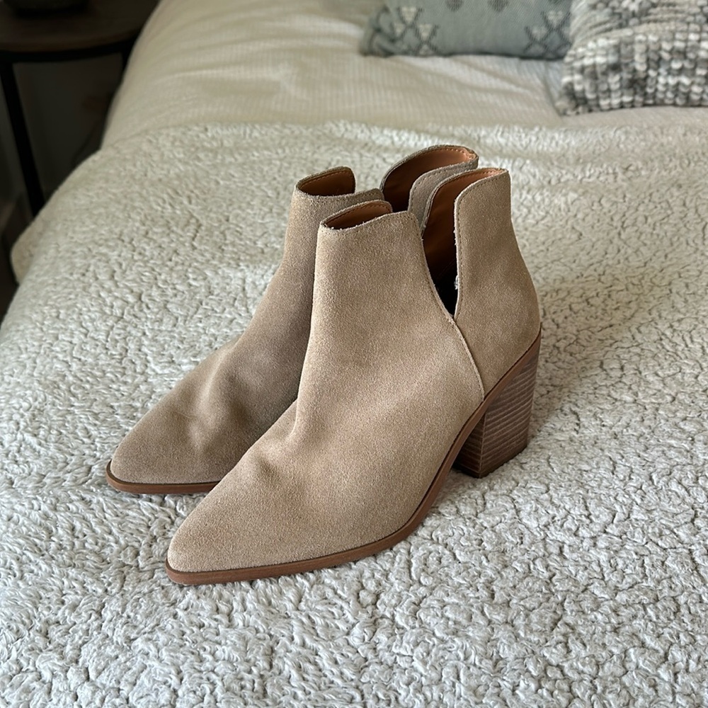 Lisa Vicky Women's 7.5 Stacked Heel Mega Bootie Tan Camel Suede Pointed Toe New